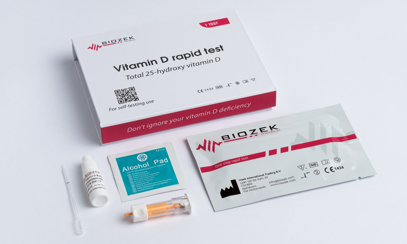 Inhoud van de Vitamine D test kit: teststrip, pipet, lancet, bufferoplossing en gebruiksaanwijzing voor het testen van vitamine D niveaus thuis.